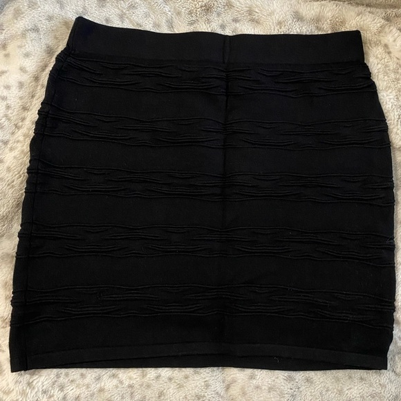Black stretchy skirt - Picture 2 of 5